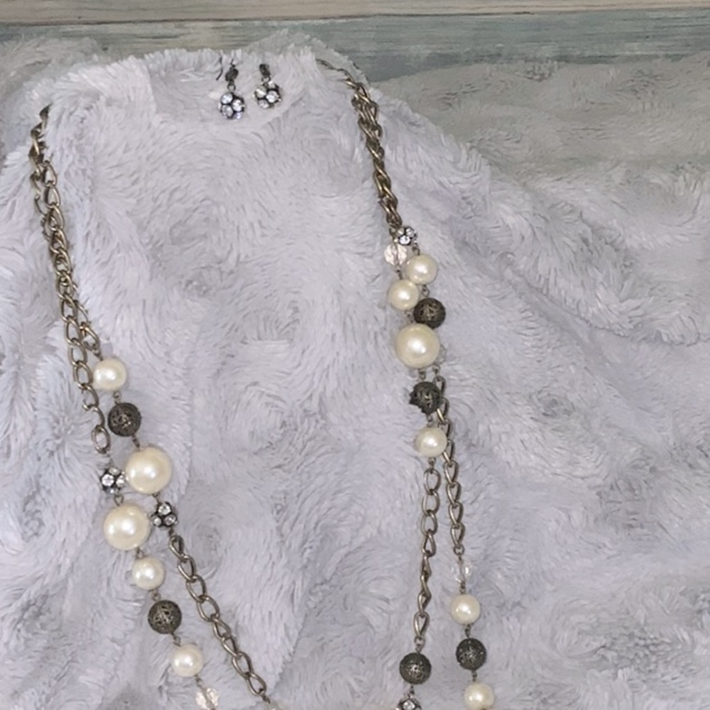 6/$20 Elegant vantage Silver and Pearl Necklace Set